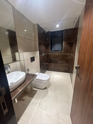Team Area in 2 BHK Apartment at Khar West – for Sale