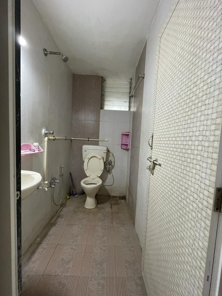 Bathroom, memnagar 2 Bedroom 1300 Sq.Ft. Apartment In Memnagar Ahmedabad 8635268