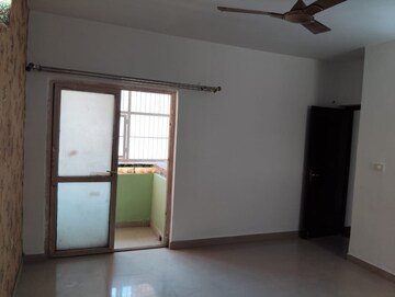 Room in 3 BHK Apartment at Bptp Park Floors ii, Sector 76 – for Sale