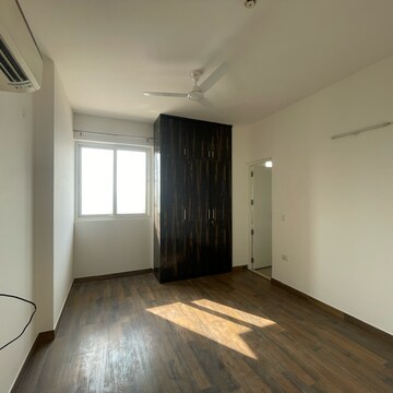 Room in 3 BHK Apartment at Conscient Heritage Max, Sector 102 – for Rent