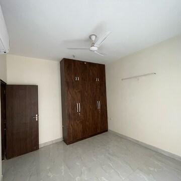 Room in 3 BHK Builder Floor at BPTP Amstoria, Sector 102 – for Rent