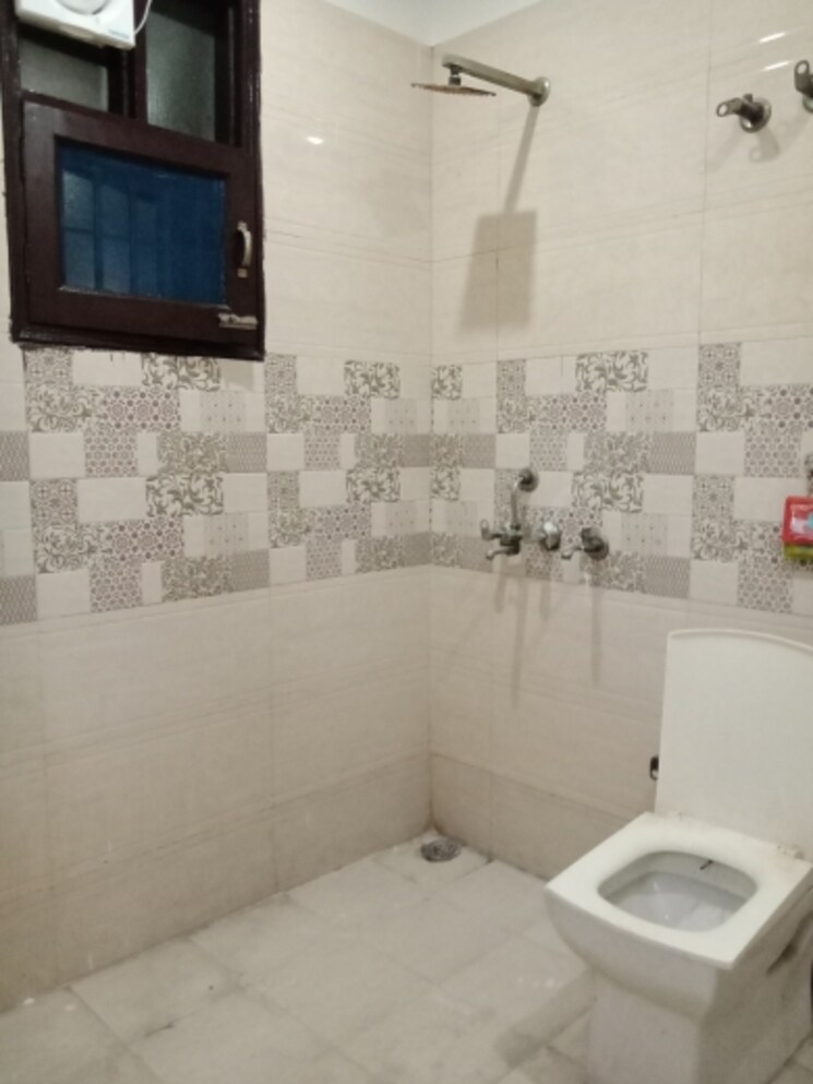 Bathroom, vasundhara sector 5 3 Bedroom 1000 Sq.Ft. Builder Floor In Vasundhara Sector 5 Ghaziabad 8635569