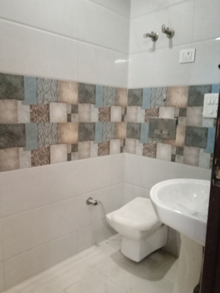 Bathroom, vasundhara sector 5 3 Bedroom 1000 Sq.Ft. Builder Floor In Vasundhara Sector 5 Ghaziabad 8635569