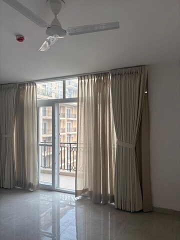 Room in 2.5 BHK Apartment at Jaypee Greens Star Court, Jaypee Greens – for Sale