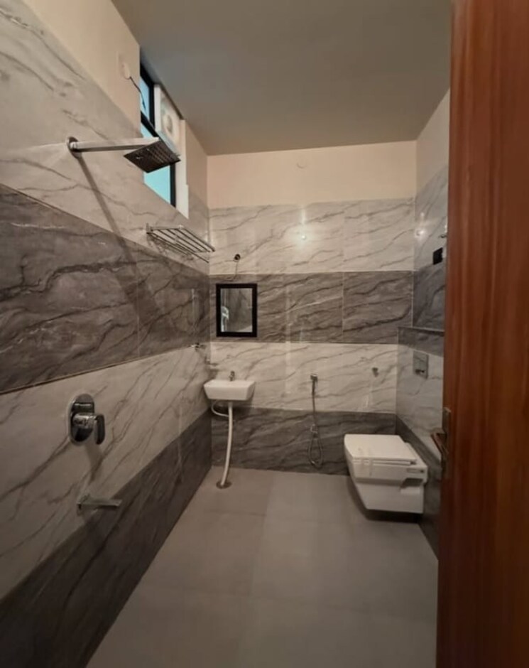 Bathroom, sector 32 5 Bedroom 4500 Sq.Ft. Builder Floor In Sector 32 Faridabad 8635777