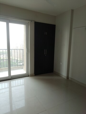 Room in 3 BHK Apartment at Tata Eureka Park, Sector 150 – for Rent