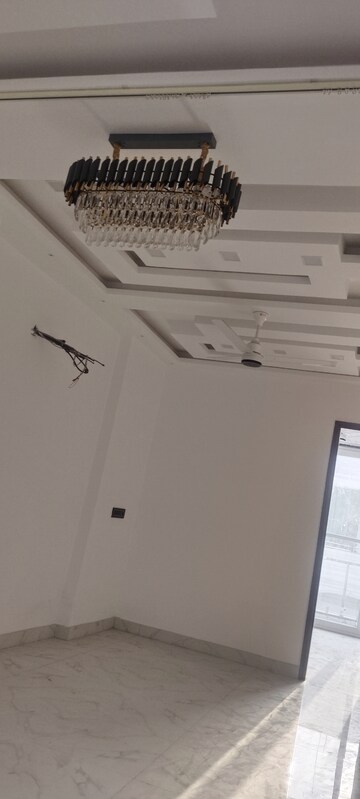 Furnished Amenities in 3 BHK Apartment at Omaxe Heights, Sector 86 – for Rent