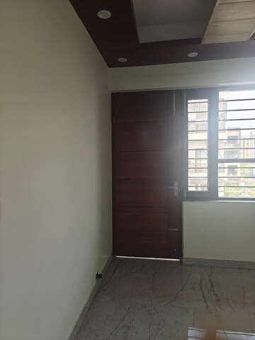 Room in 3.5 BHK Builder Floor at BPTP District, Sector 81 – for Rent