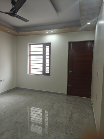 Room in 3.5 BHK Builder Floor at BPTP District, Sector 81 – for Rent