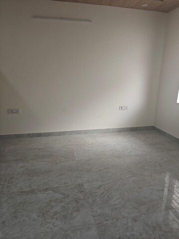 Room in 3.5 BHK Builder Floor at BPTP District, Sector 81 – for Rent