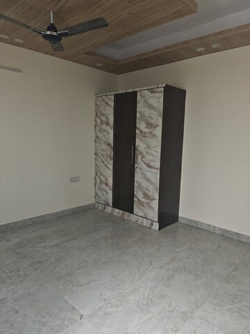 Room in 3.5 BHK Builder Floor at BPTP District, Sector 81 – for Rent