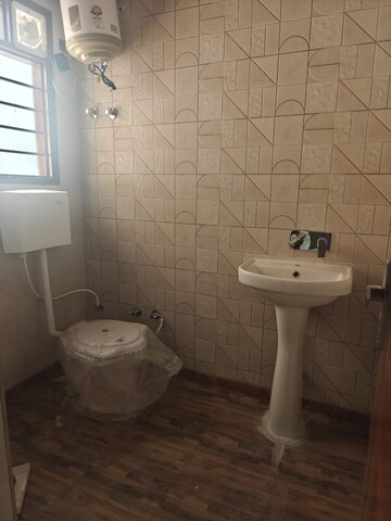 Bathroom in 3.5 BHK Builder Floor at BPTP District, Sector 81 – for Rent