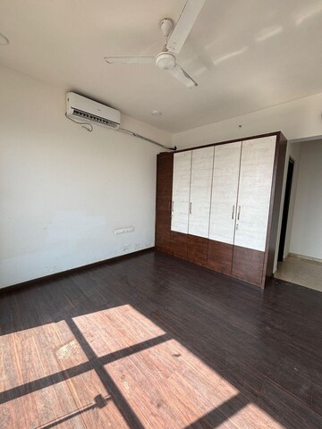 Room in 4 BHK Apartment at Sumer Trinity Towers, Prabhadevi – for Rent