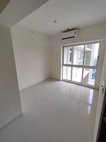 Room in 1.5 BHK Apartment at Lodha Amara, Kolshet Road – for Rent