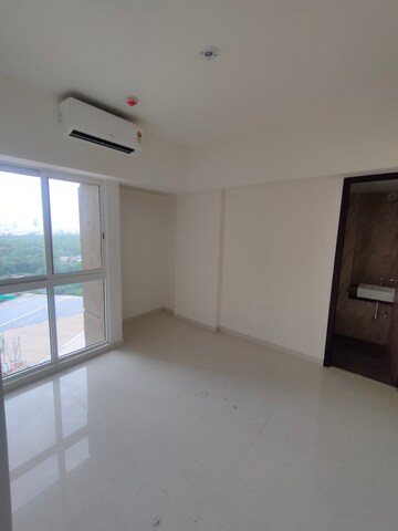 Room in 1.5 BHK Apartment at Lodha Amara, Kolshet Road – for Rent