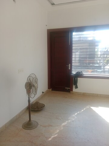 Room in 2.5 BHK Builder Floor at Sector 25 – for Rent