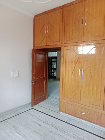 Room in 3 BHK Builder Floor at Sector 25 – for Rent