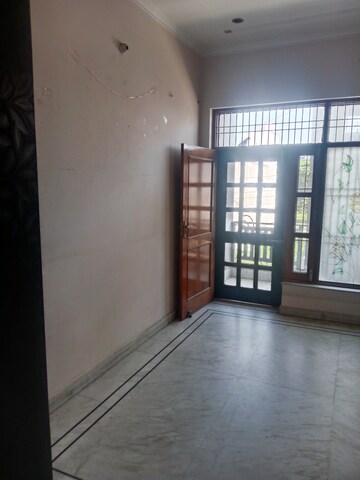 Room in 3 BHK Builder Floor at Sector 25 – for Rent