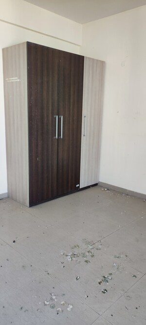 Room in 2.5 BHK Apartment at Omaxe New Heights, Sector 78 – for Sale