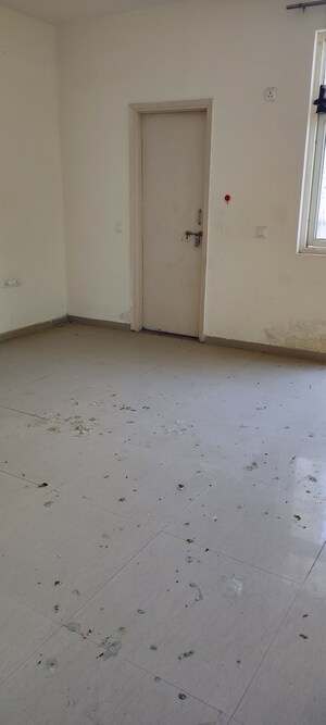 Room in 2.5 BHK Apartment at Omaxe New Heights, Sector 78 – for Sale