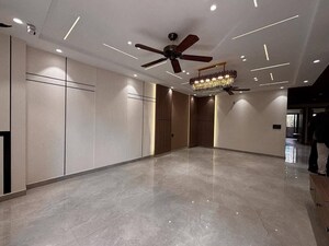 Room in 4 BHK Builder Floor at Sector 49 – for Sale