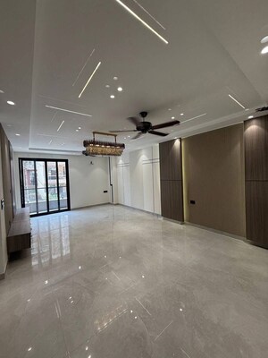 Room in 4 BHK Builder Floor at Sector 49 – for Sale