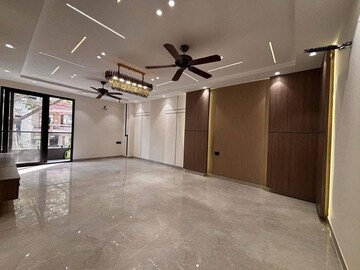Room in 4 BHK Builder Floor at Sector 49 – for Sale
