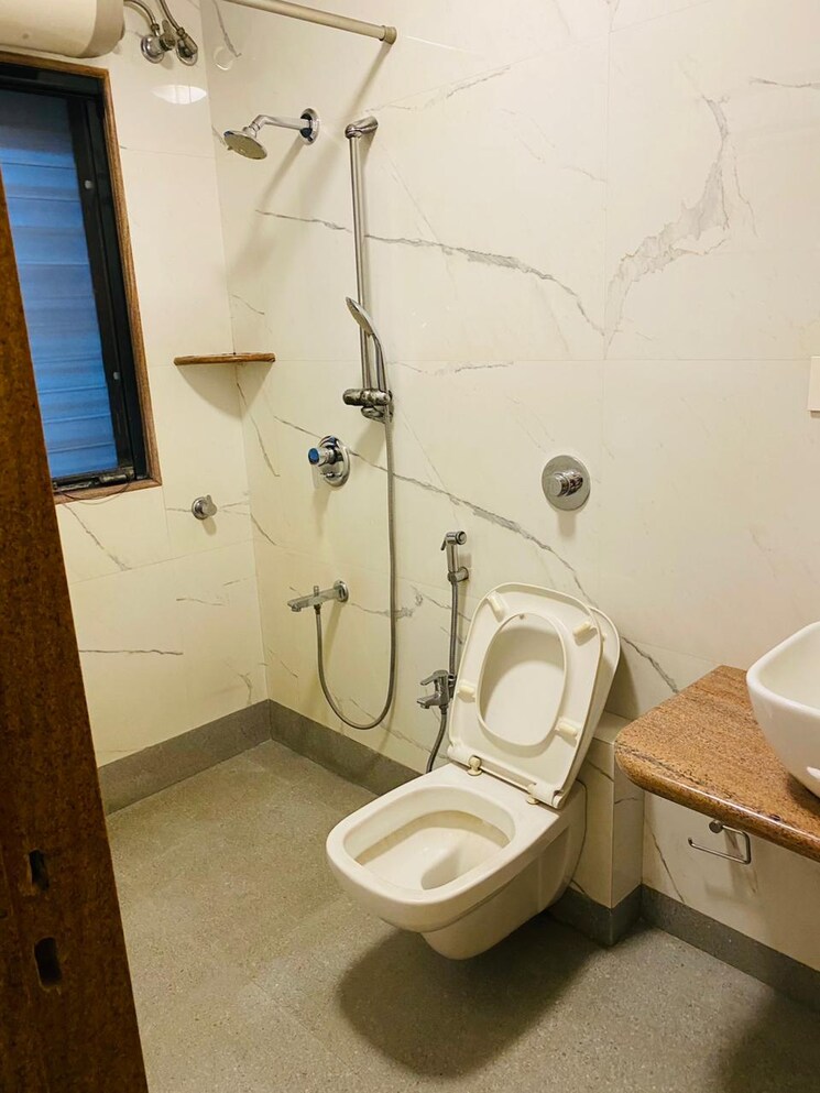 Bathroom, raheja-classique 2 Bedroom 1000 Sq.Ft. Apartment In Andheri West Mumbai 8636311