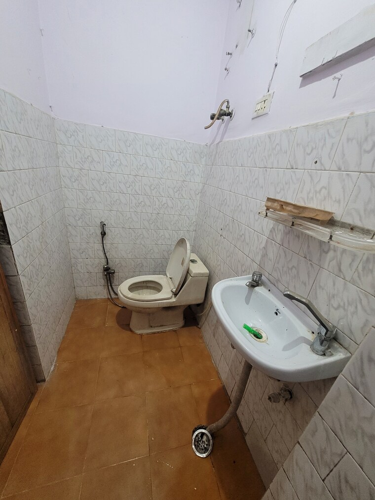 Bathroom, dilshad colony 2 Bedroom 850 Sq.Ft. Builder Floor In Dilshad Colony Delhi 8636333