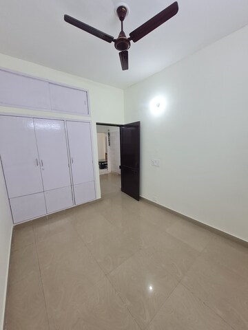 Room in 3 BHK Apartment at Arun Vihar Sector 37, Sector 37 – for Rent