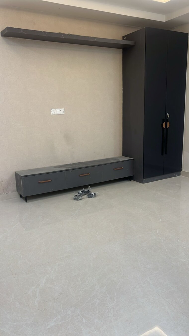 Room, sector 85 4 Bedroom 350 Sq.Yd. Builder Floor In Sector 85 Faridabad 8636361