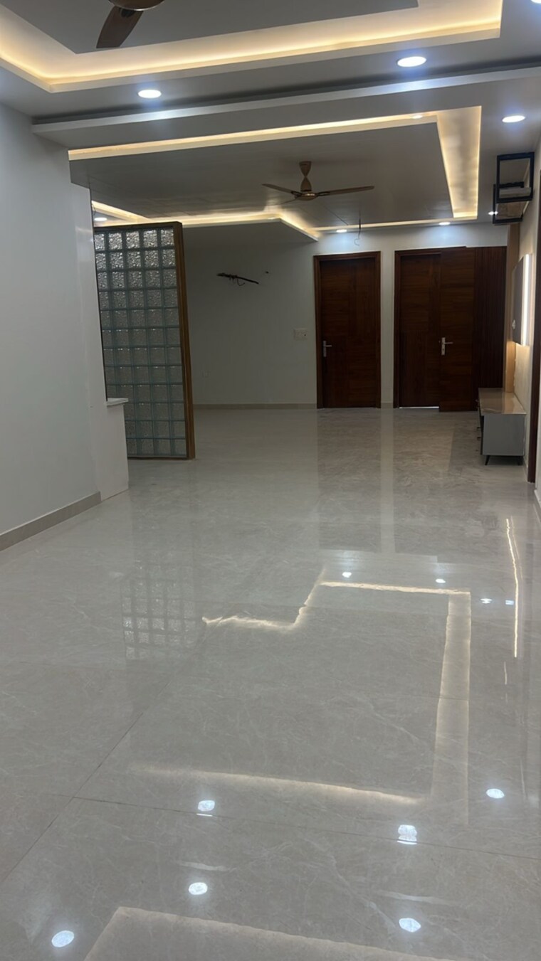 Room, sector 85 4 Bedroom 350 Sq.Yd. Builder Floor In Sector 85 Faridabad 8636361