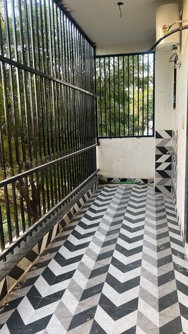 Balcony, sector 85 4 Bedroom 350 Sq.Yd. Builder Floor In Sector 85 Faridabad 8636361