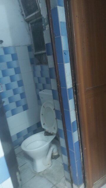 Attached Bathroom in 2.5 BHK Apartment at Mayur Vihar – for Sale
