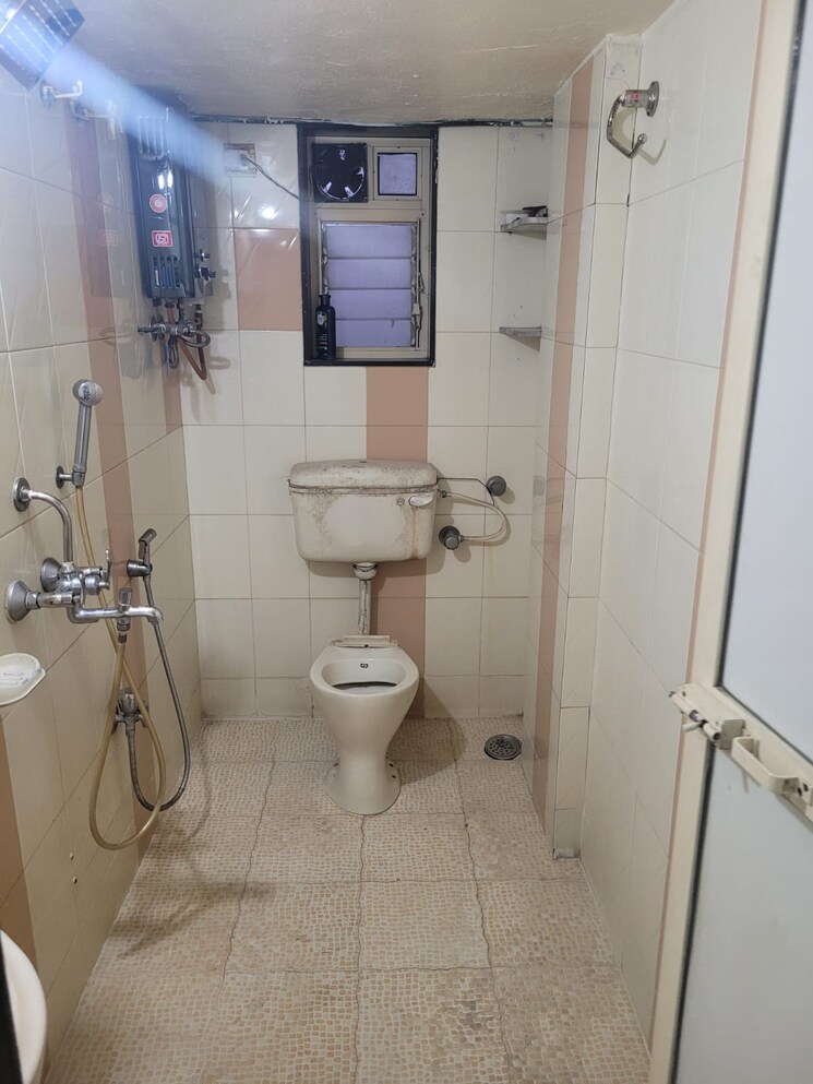 Attached Bathroom, kashish-park-apartment 2 Bedroom 950 Sq.Ft. Apartment In Lal Bahadur Shastri Road Thane 8636377