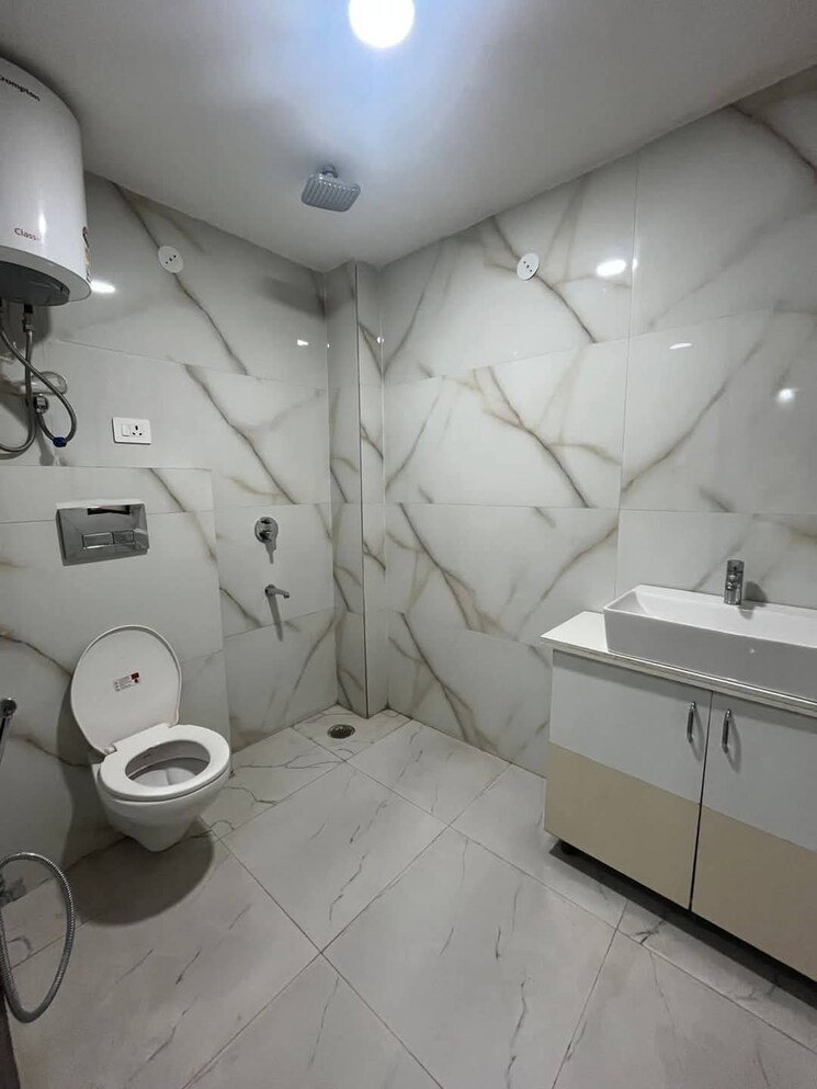 Bathroom, pundrik-vihar 2.5 Bedroom 1000 Sq.Ft. Builder Floor In Pitampura Delhi 8636560