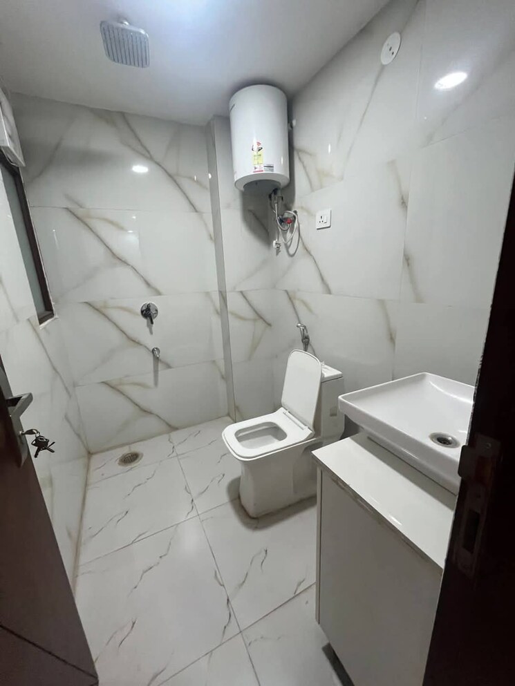 Bathroom, pundrik-vihar 2.5 Bedroom 1000 Sq.Ft. Builder Floor In Pitampura Delhi 8636560