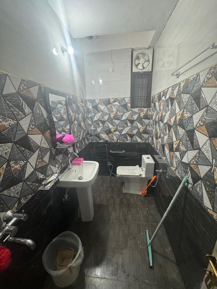 Attached Bathroom, hazratganj 2 Bedroom 910 Sq.Ft. Apartment In Hazratganj Lucknow 8636573