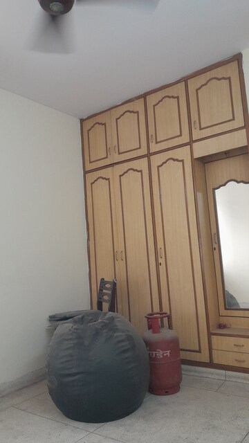 Furnished Amenities in 2.5 BHK Builder Floor at Unitech South City II, Sector 50 – for Rent