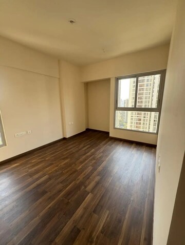 Room in 2 BHK Apartment at Piramal Vaikunth, Balkum Pada – for Rent