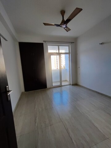 Room in 3 BHK Apartment at Ansals Celebrity Greens, Sushant Golf City – for Rent