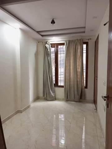 Building Lobby in 2.5 BHK Builder Floor at Shastri Nagar – for Rent
