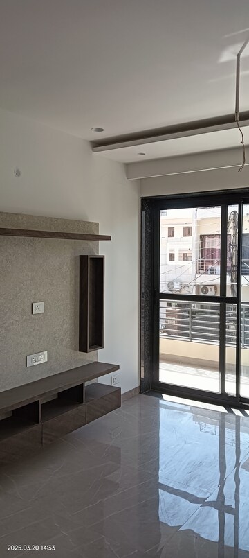Room in 3.5 BHK Builder Floor at Sector 17 – for Rent