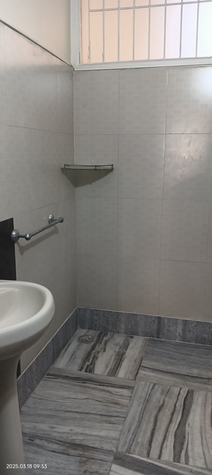 Bathroom, sector 17 3.5 Bedroom 250 Sq.Yd. Builder Floor In Sector 17 Panchkula 8636803