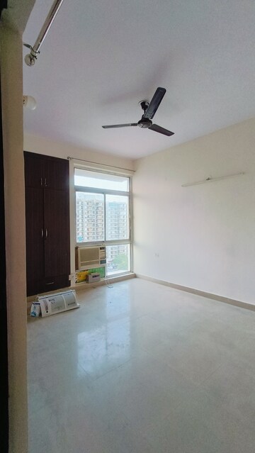 Room in 3 BHK Apartment at Piyush Heights, Sector 89 – for Rent