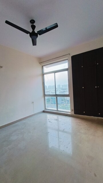 Room in 3 BHK Apartment at Piyush Heights, Sector 89 – for Rent