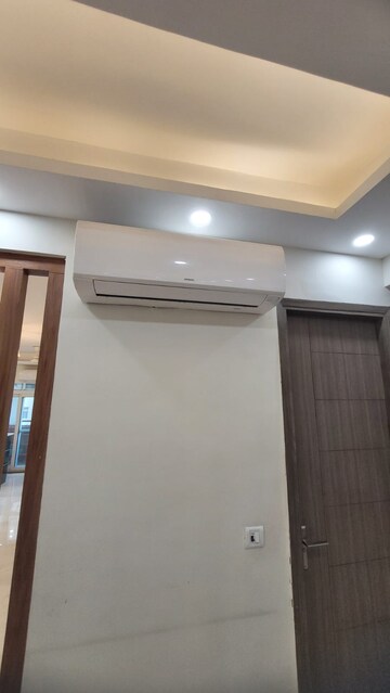 Room in 4 BHK Apartment at Parx Laureate, Sector 108 – for Rent