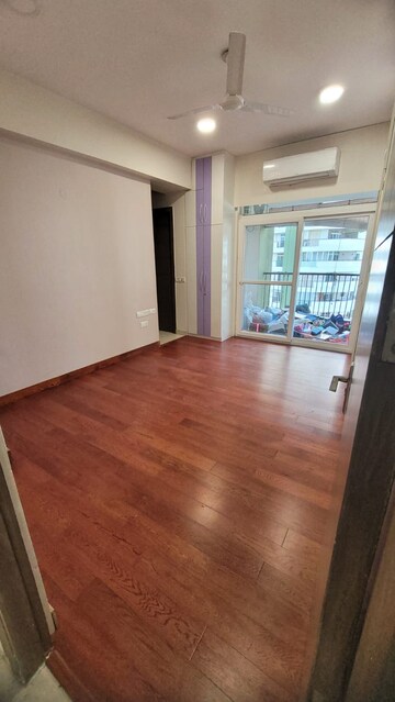 Room in 4 BHK Apartment at Parx Laureate, Sector 108 – for Rent