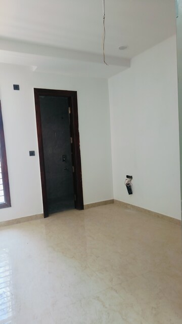 Room in 3 BHK Builder Floor at Fidato Honour Homes, Sector 89 – for Rent