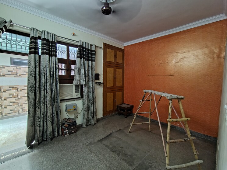  Parking, sector 10a 3 Bedroom 200 Sq.Yd. Independent House In Sector 10a Gurgaon 8637512